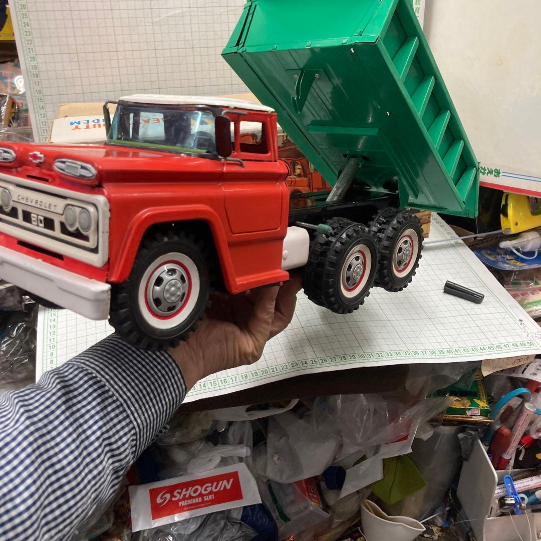 1960年代初めにシボレーヘビーダンプトラック、珍しい色のアサヒ玩具で精密に製作