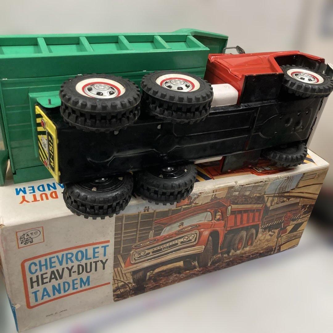 1960年代初めにシボレーヘビーダンプトラック、珍しい色のアサヒ玩具で精密に製作