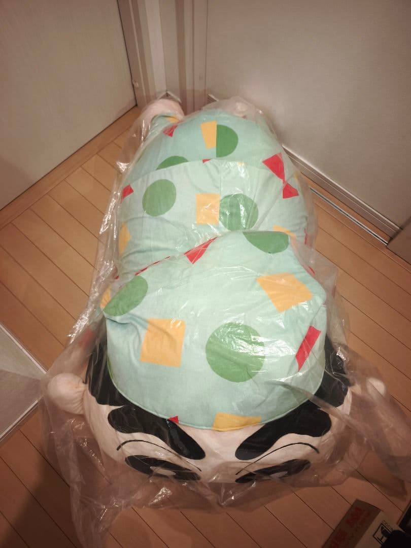 クレヨンしんちゃん　特大寝そべりぬいぐるみ