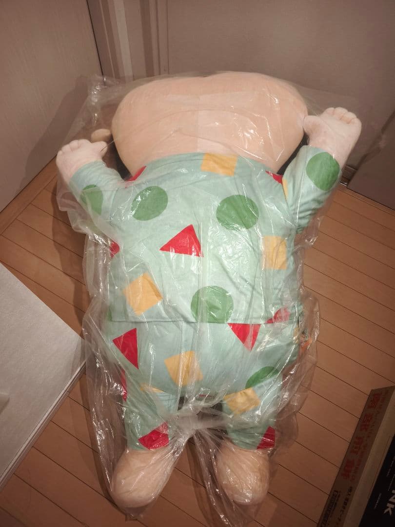 クレヨンしんちゃん　特大寝そべりぬいぐるみ