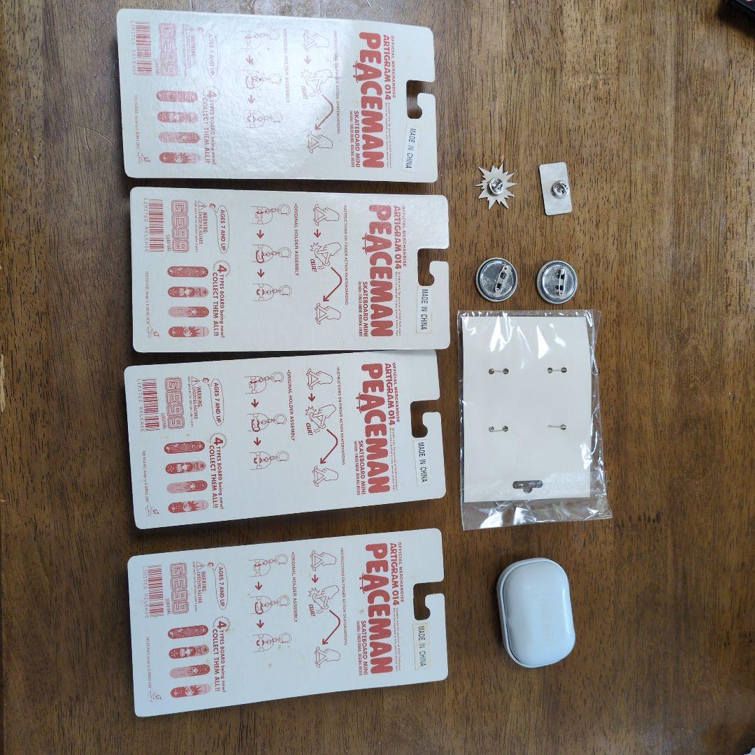 グレイ　キ−ホルダ−＆バッジ