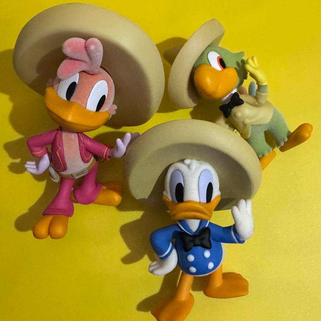 三人の騎士 スノードーム ディズニー　ドナルド　ホセ　パンチート　フィギュア