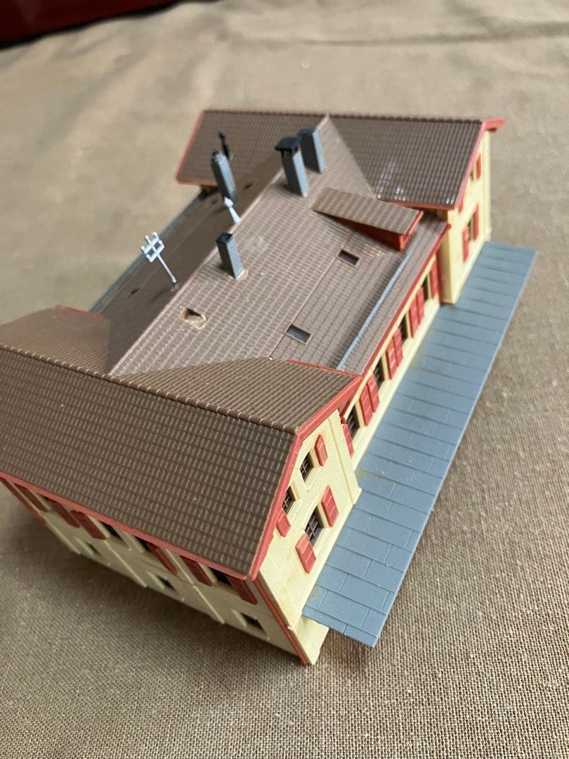 Nゲージ 鉄道模型 クリーム色と赤