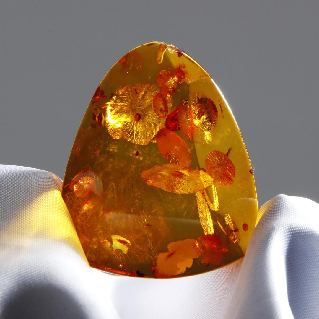 Ab1454 琥珀 コハク イエロー アンバー ペンダントトップ 三角形 黄色