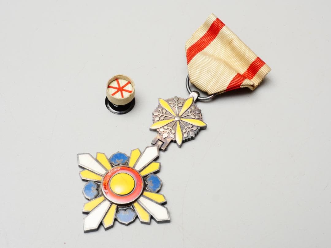 満州国 勲六位景雲章 勲章 徽章 略綬付 共箱付 - メルカリ