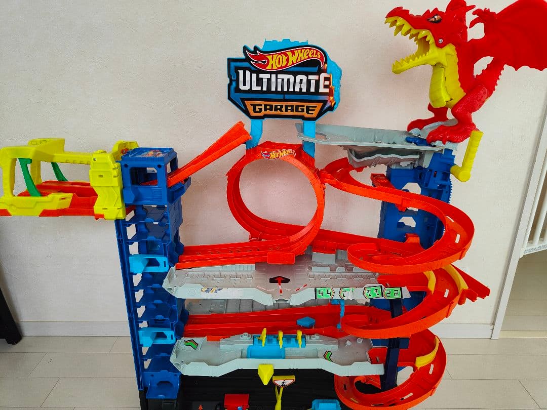 Hot Wheels UltimateGarage海外から取り寄せました⚠難あり Amazon.com: Hot Wheels City Ultimate Garage Track Set with 2 Die