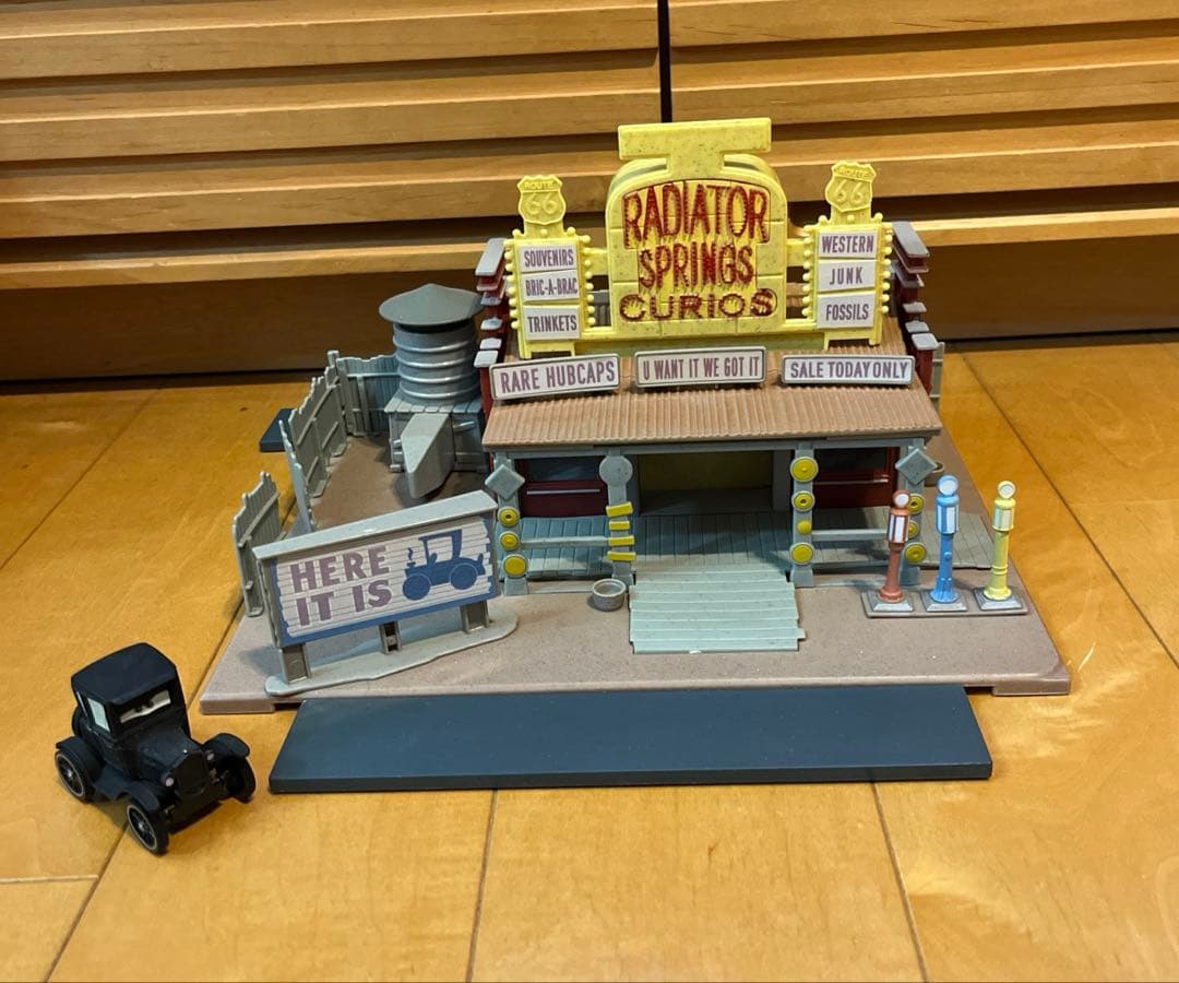 マテルカーズ　リジーの記念グッズショップラジエータースプリングスプレイセット Amazon.co.jp: カーズ 2018 マテル 1:55 ミニカー プレイセット