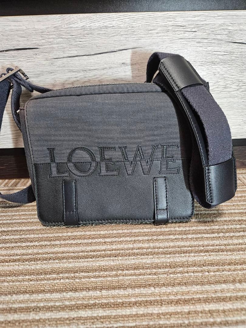 【LOEWE】アナグラム クロスボディ ミリタリーショルダーバッグユニセックス LOEWE（ロエベ） ショルダーバッグ MILITARY MESSENGE ミリタリー