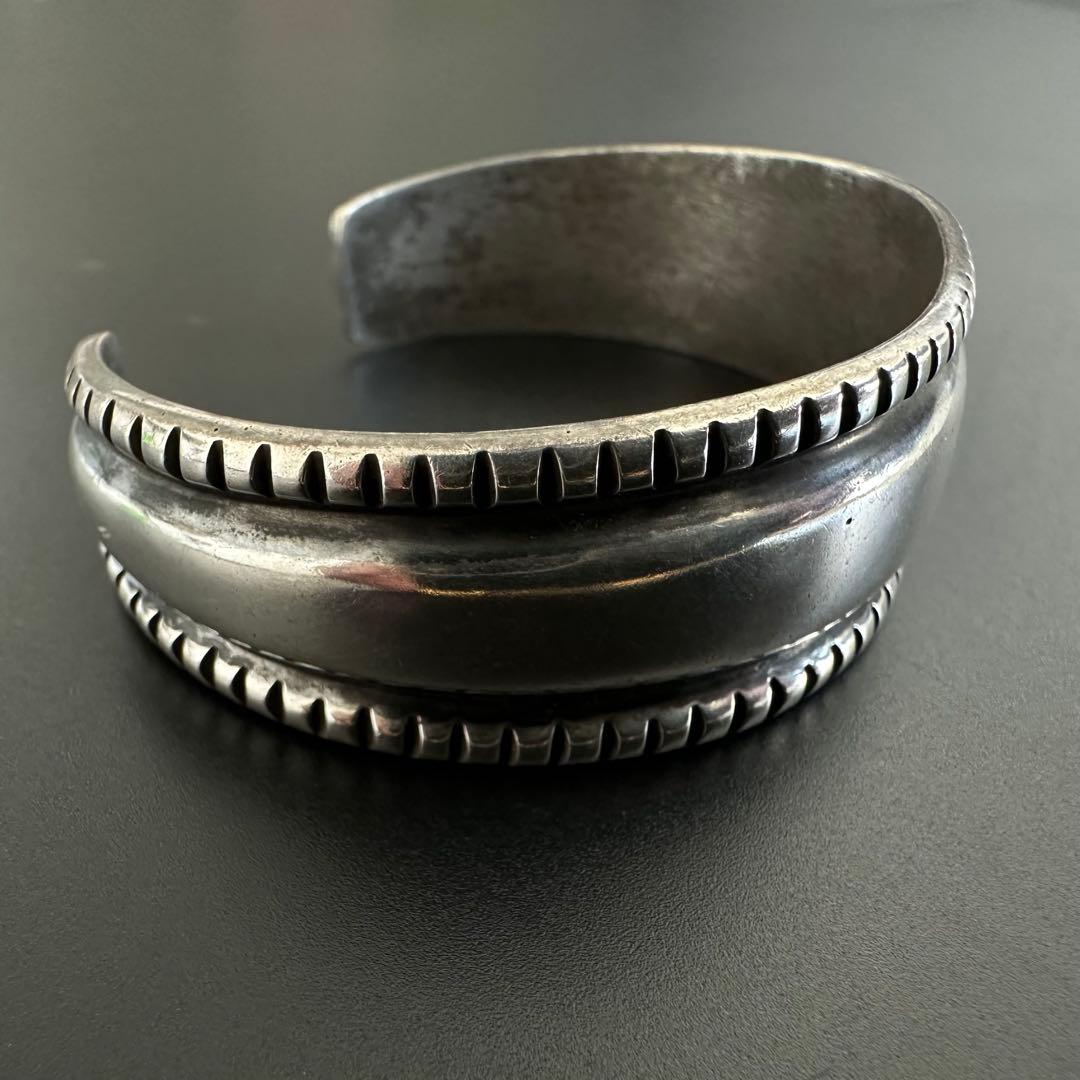 専用Navajo Aaron Anderson チゼルワーク バングル 21mm - メルカリ