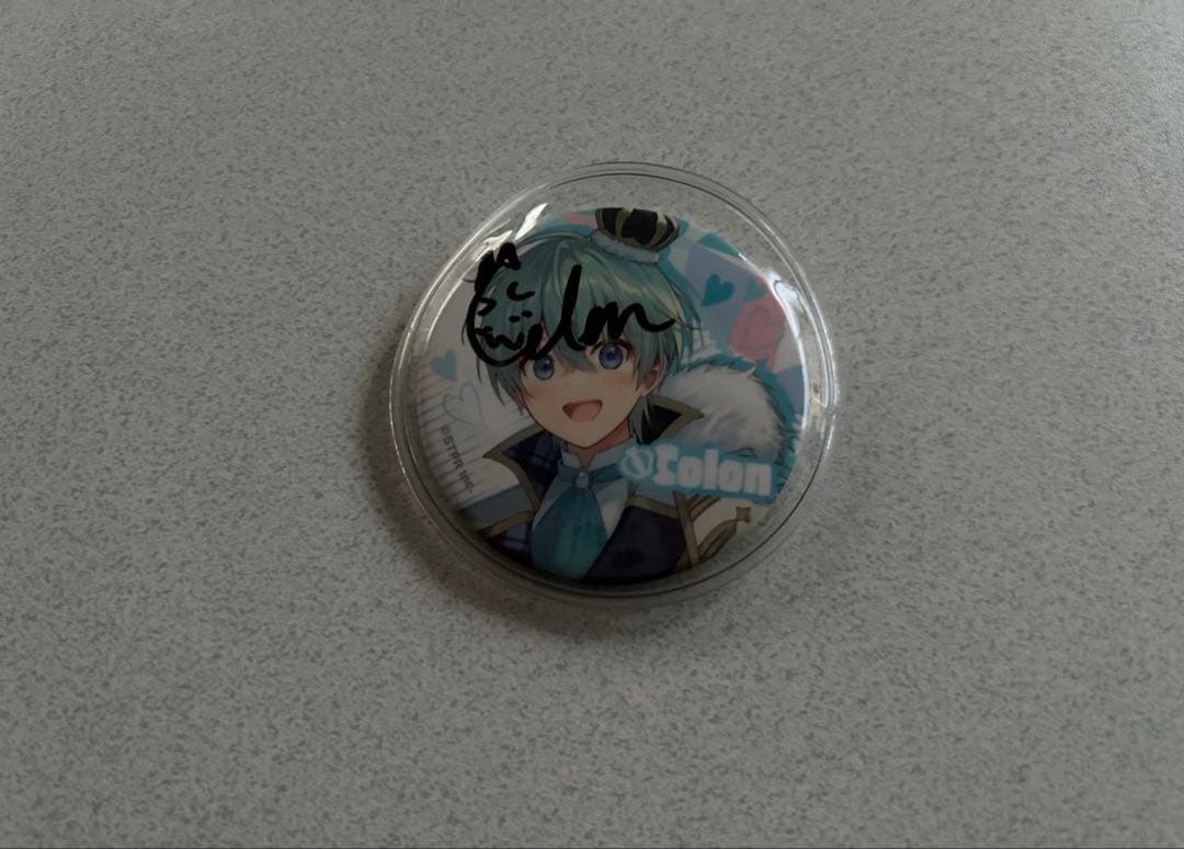 すとぷり ころん、くん 缶バッジ サイン入り - メルカリ