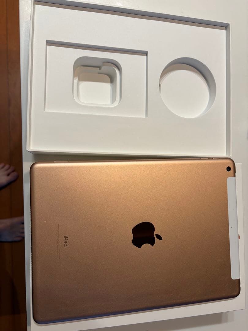 Apple 第6世代　iPad 10.2インチ 128GB ゴールド Apple iPad 10.2インチ 第8世代 Wi-Fi 128GB 2020年秋モデル MYLF2J/A