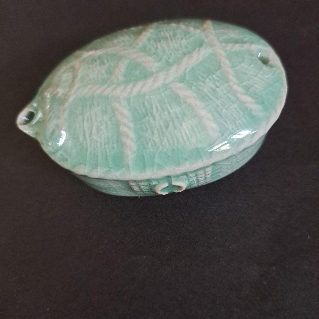 書道具 三田青磁 水滴 東谷名入 亀甲型 明治 陽刻 緑釉に縄編 名品