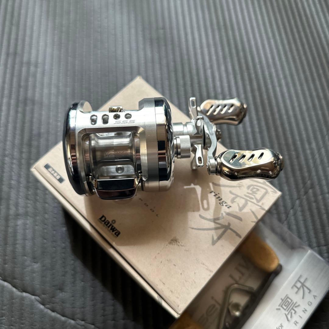 ダイワ ミリオネアHL103凛牙SSS リブレ一誠純正ハンドル付き - メルカリ