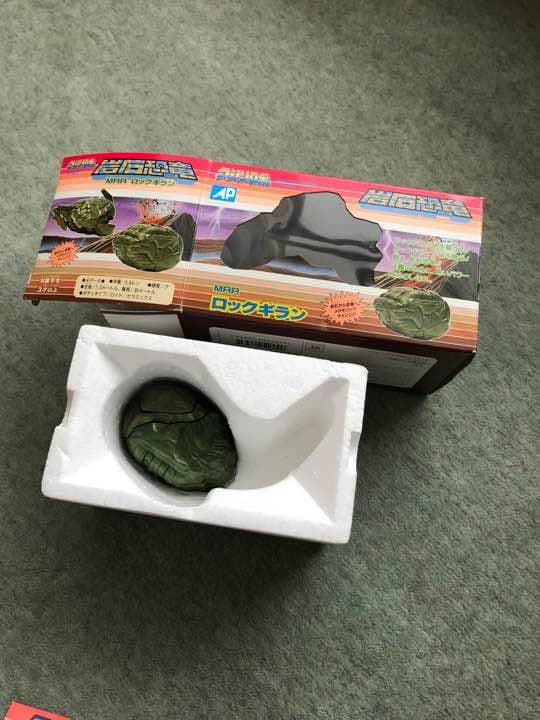 稀少 BANDAI マシンロボ 岩石恐竜 ロックギラン 変形 ロボット バンダイ Amazon.co.jp: 当時物 1985年製 マシンロボ 岩石恐竜 ロックギラン