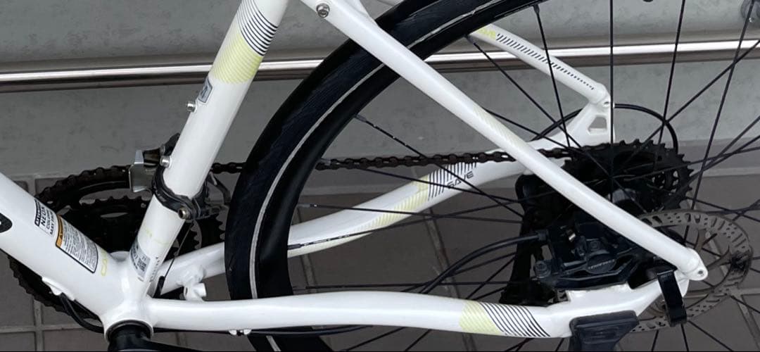 ヨ*ー様 Cannondale quick4 クロスバイク ホワイト - メルカリ