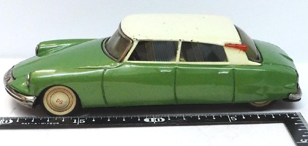 萬代屋【シトロエンDS19セダン黄緑】ブリキtin toy car自動車【箱無】