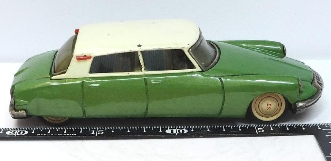 萬代屋【シトロエンDS19セダン黄緑】ブリキtin toy car自動車【箱無】
