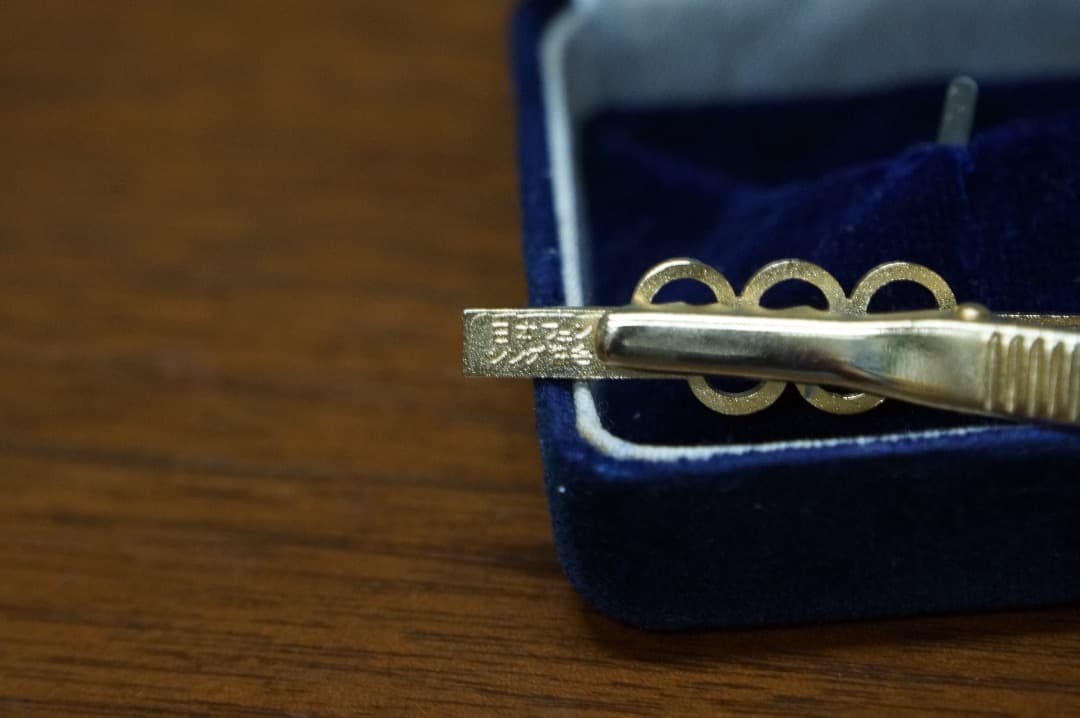 １９６４年東京オリンピックのタイピン。日本フェンシング協会