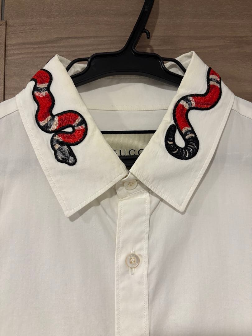 【BTSテテ着用】グッチ　長袖シャツ　スネーク　刺繍　Mサイズ　ホワイト 現行タグBTSテテ着用】グッチ 長袖シャツ スネーク 刺繍 Mサイズ