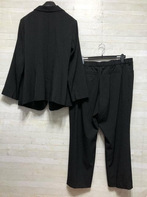 新品☆34号8L♪わけあり格安♪黒系ストライプ♪ストレッチパンツスーツ〇A908