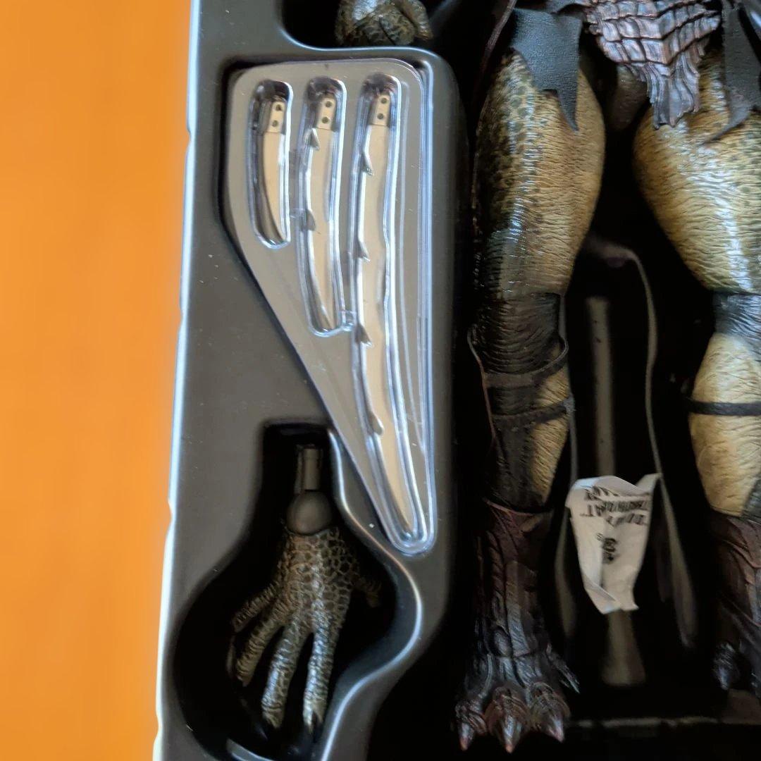 HOT TOYS Berserker Predator フィギュア