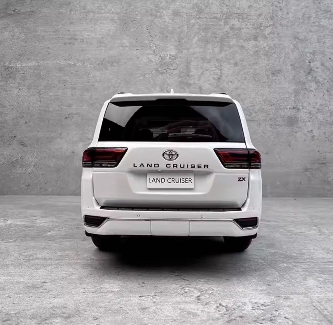 TOYOTA LCD 1:18 ￼Land cruiser ZX (LC300)