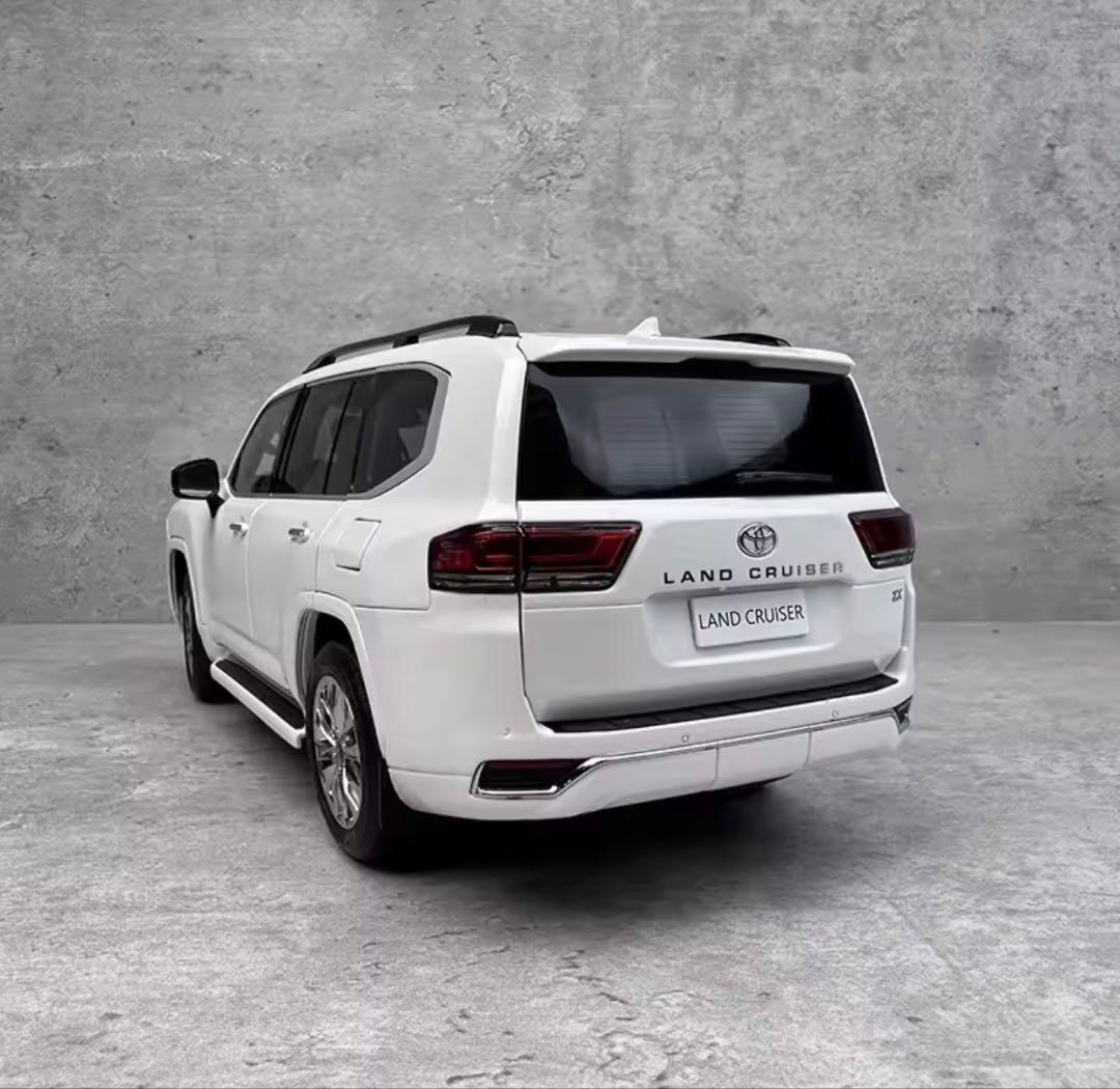 TOYOTA LCD 1:18 ￼Land cruiser ZX (LC300)