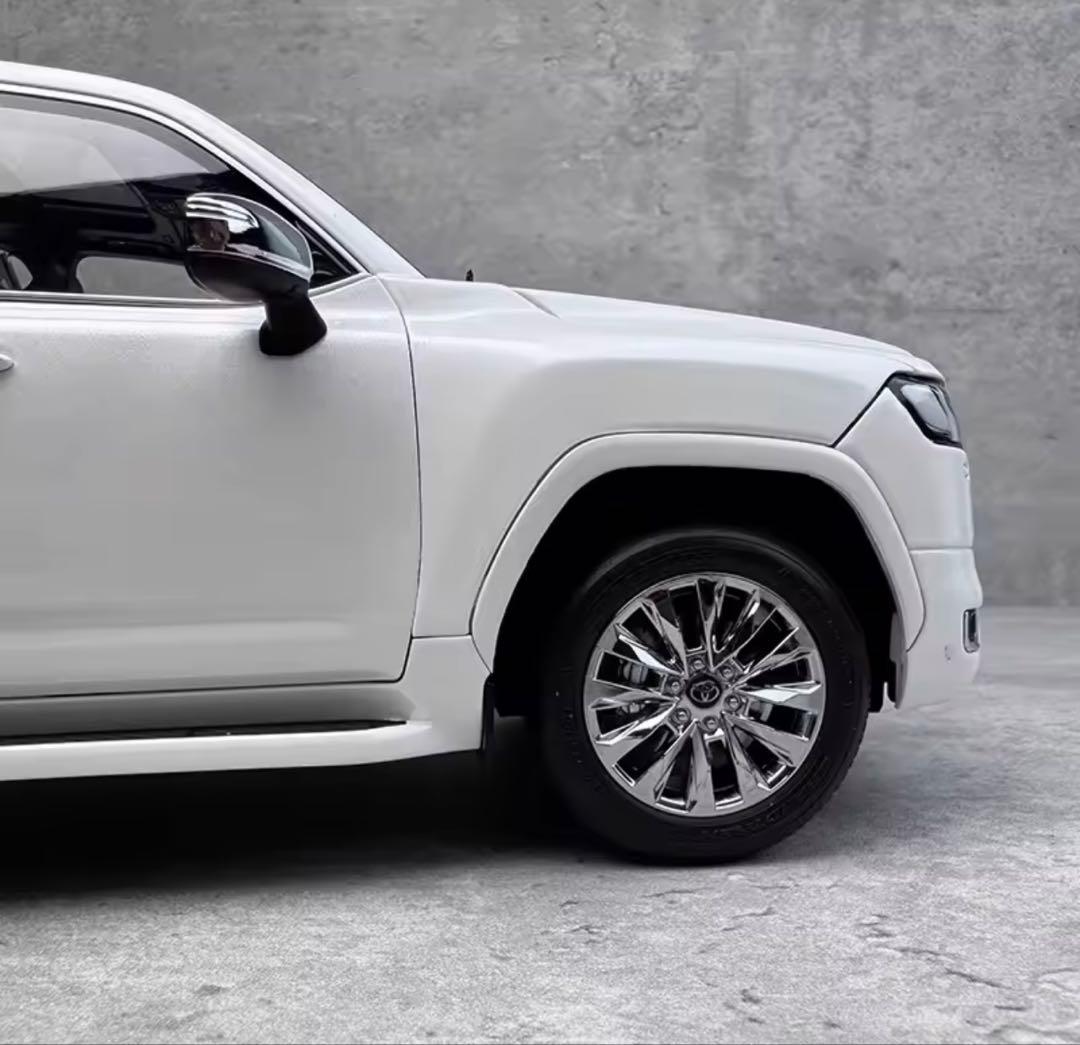 TOYOTA LCD 1:18 ￼Land cruiser ZX (LC300)