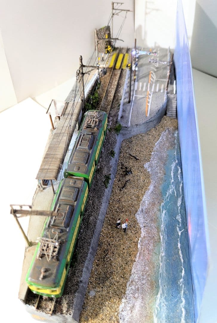 Ｎゲージ・ジオラマ展示台「江ノ電・鎌倉高校前駅とスラムダンク踏切」※車両付き