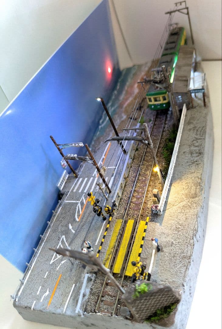 Ｎゲージ・ジオラマ展示台「江ノ電・鎌倉高校前駅とスラムダンク踏切」※車両付き