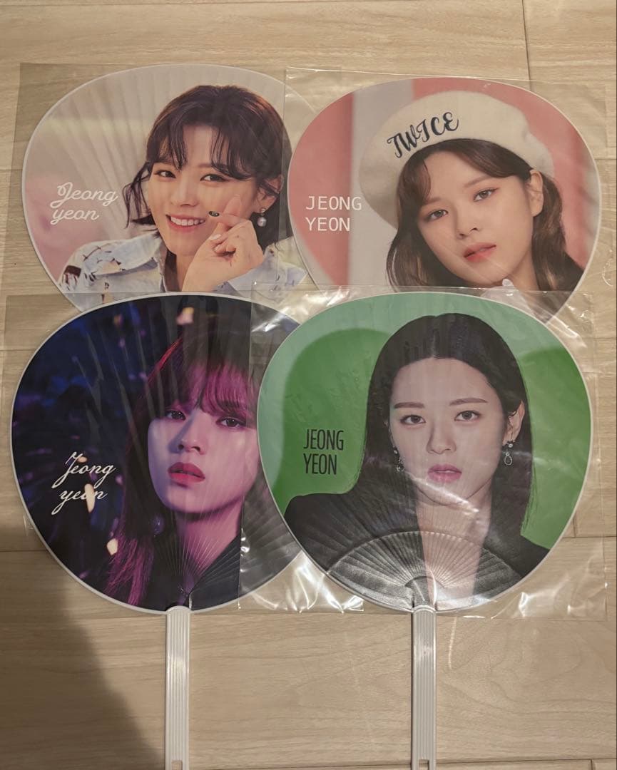 ぱくちよ様専用】TWICE まとめ売りCD50枚・トレカ306枚・うちわなど