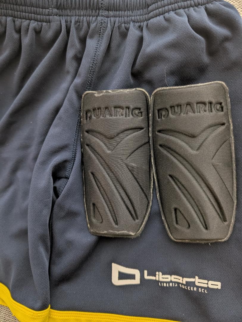 美品【（160）サッカー リベルタのユニフォーム4点・ソックス・スネ