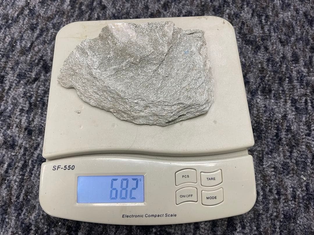 3.534μSv 高純度バトガシュタイン鉱石（ラドン鉱石）　0.682kg