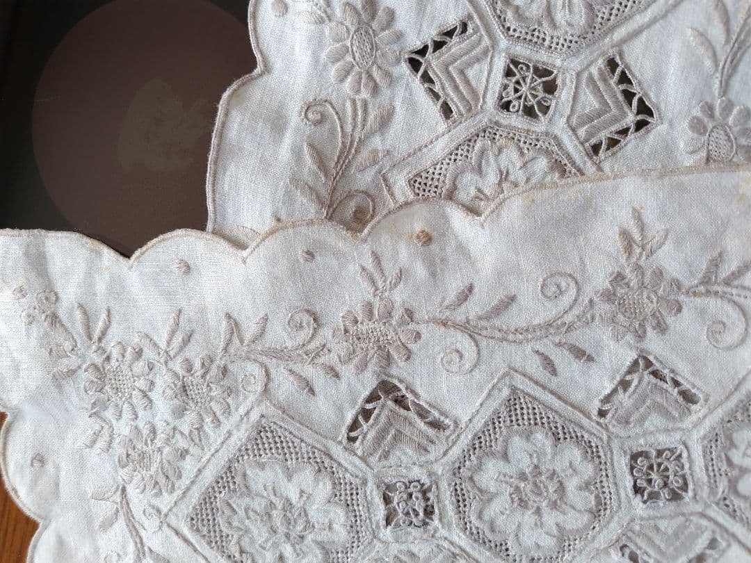 刺繍入りレ−スべ−ジュテーブルランナービンテージ