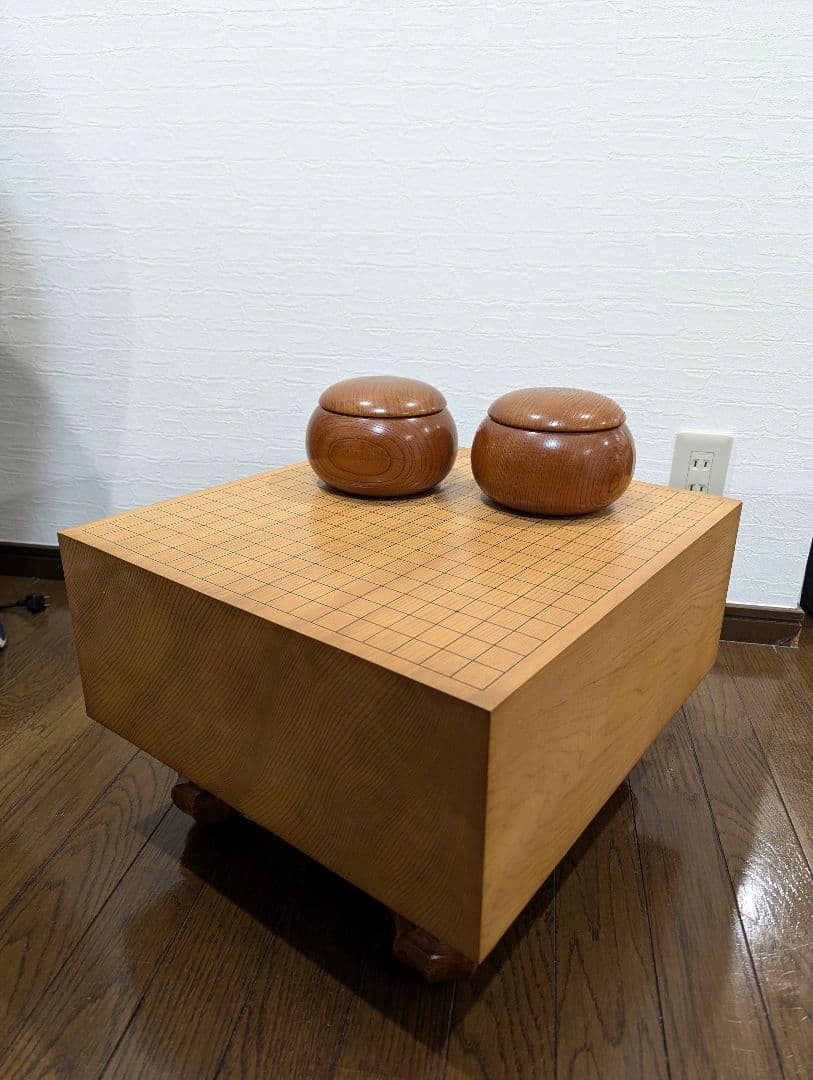 本格囲碁セット　基盤　蛤碁石　那智黒石　脚/へそ　桐のケース付き Amazon | 囲碁 日向特製蛤碁石那智黒碁石 31 実用 厚み8.4mm 木製本欅