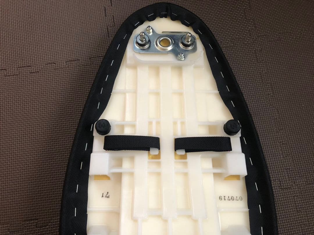 スズキグラディウス☆バイクシートほぼ新品 - パーツ激安