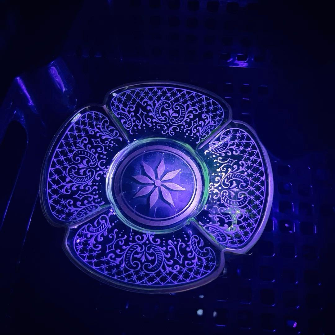 骨董 時代ガラス 精密エナメル絵付け 金彩 四葉型 ウランガラス