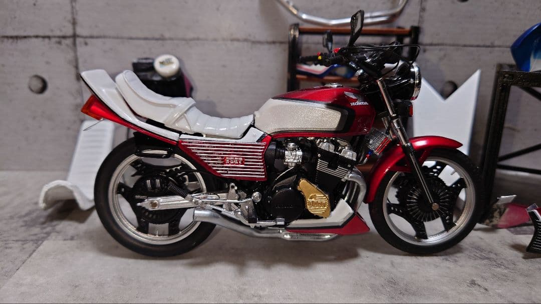 1/12完成品CBX400F赤白 2型カスタム