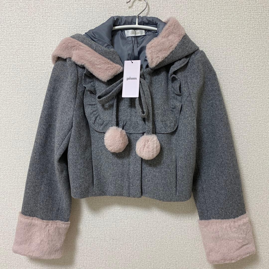 pium ファーリボンヨークフリルショートコート グレー - メルカリ