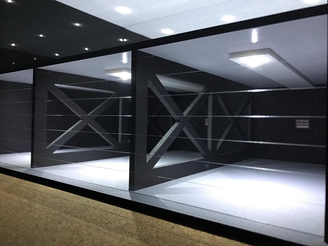 ミニカー専用ジオラマ：1/18 ショールーム＆ガレージⅢ／最大展示台数6台！