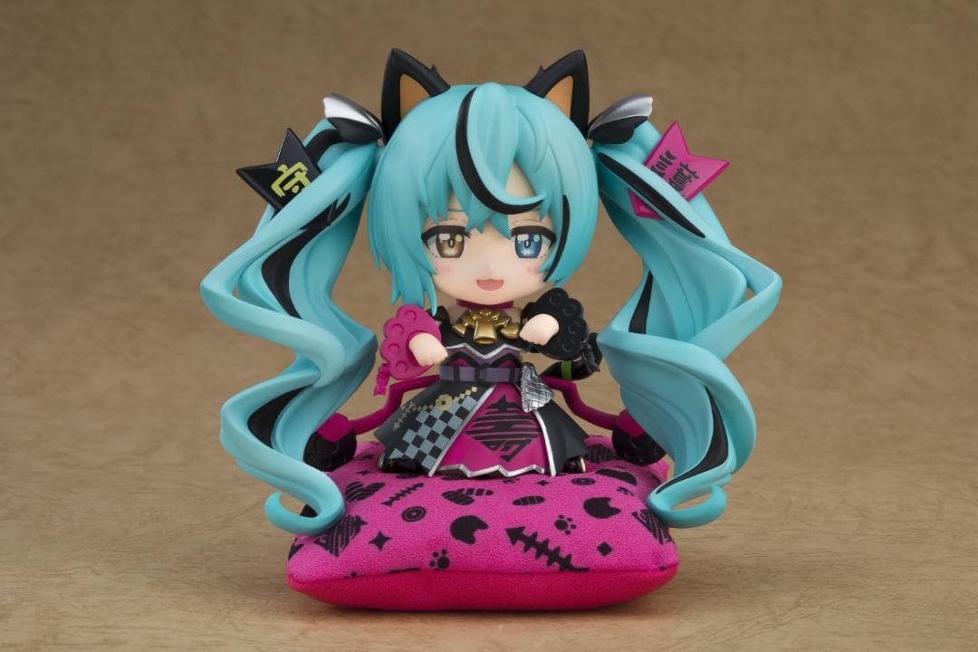 ねんどろいど 初音ミク 黒招きミクVer. キャラアニ特典 専用猫座布団付き ねんどろいど 初音ミク 黒招きミクVer. 専用猫座布団つきキャラアニ