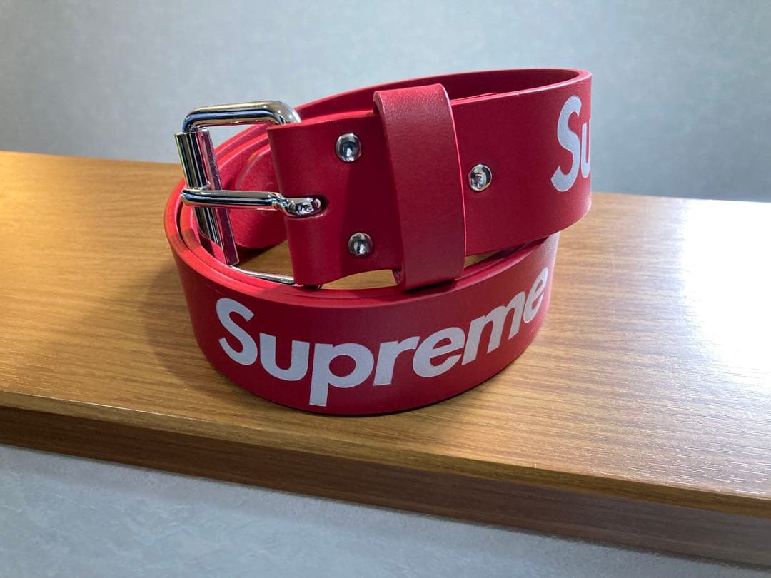 Supreme ロゴ入り レッド ベルト Supreme(シュプリーム) Repeat Leather Beltロゴレザーベルト レッド