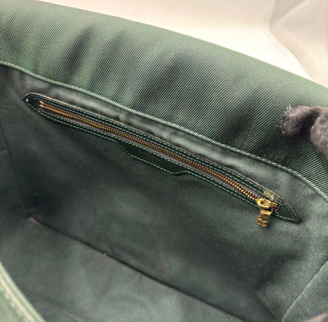 ルイヴィトン タイガ ヴィクトール レザーショルダーバッグ M30144