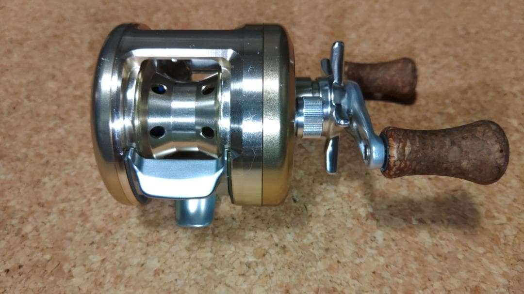 Daiwa ミリオネアCV-Z 205 ベイトキャスティングリール - メルカリ