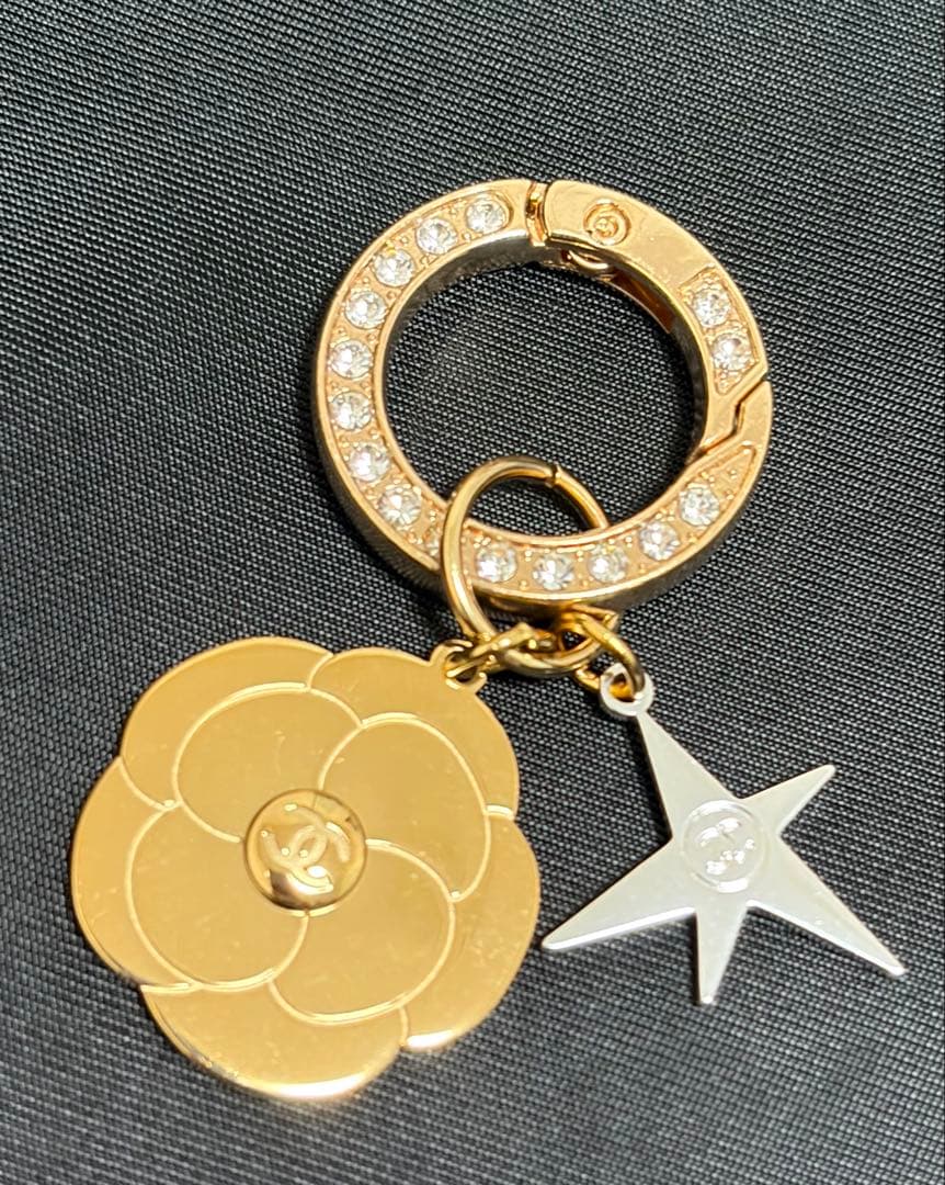 CHANEL ホリデー2025 チャーム キーホルダー カメリア - メルカリ
