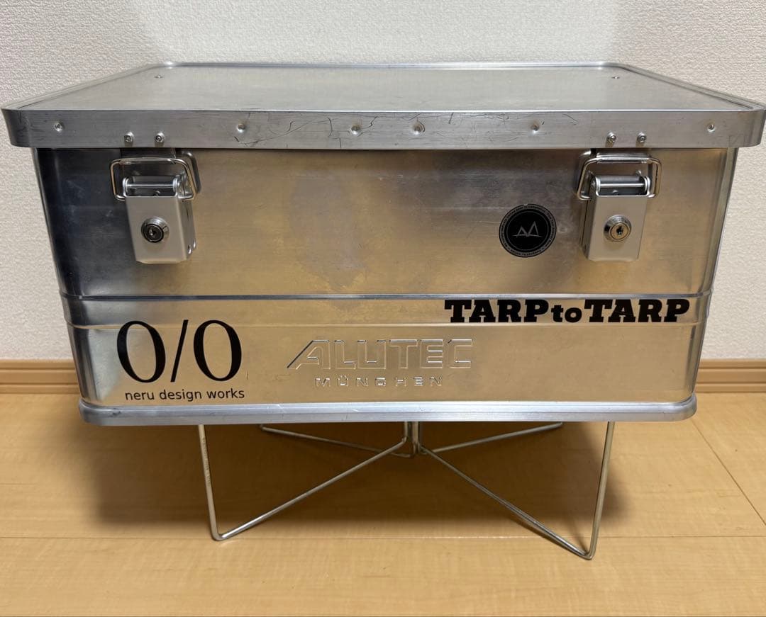 アルテックアルミコンテナ 48L ユニバーサルスタンド付　ステッカーあり ALUTECのアルミコンテナ48Lがキャンプギアの収納におすすめ！