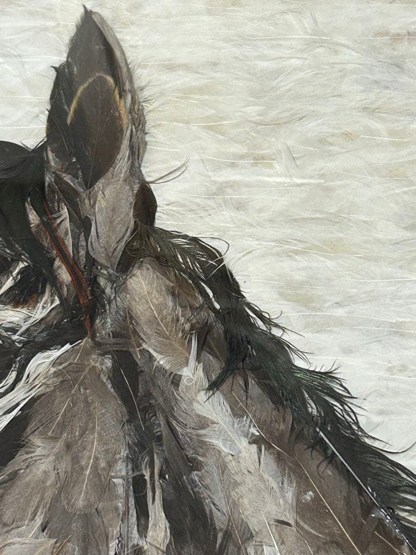 美術品】鳥の羽根で描かれた馬 - メルカリ