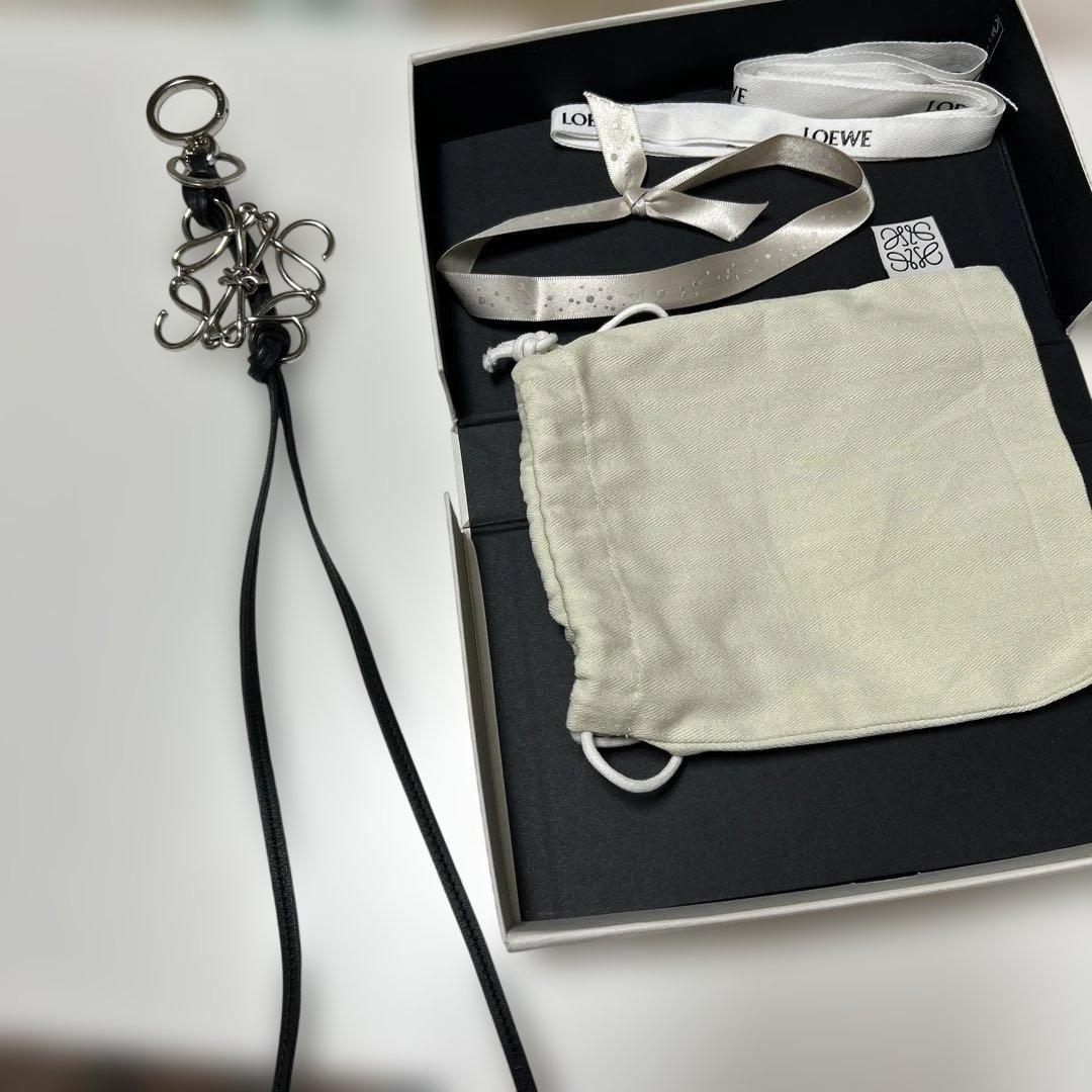 ソ*b様 LOEWE ユニークループデザインキーホルダー - メルカリ