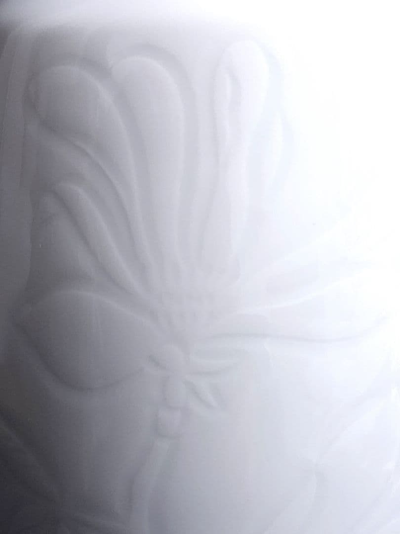 井上康徳 白磁辛夷彫文 小花瓶 高さ：約20.5㎝ 共箱/陶