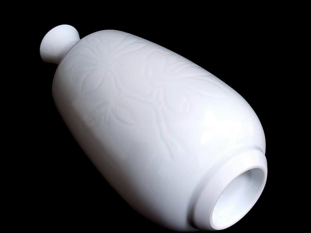 井上康徳 白磁辛夷彫文 小花瓶 高さ：約20.5㎝ 共箱/陶